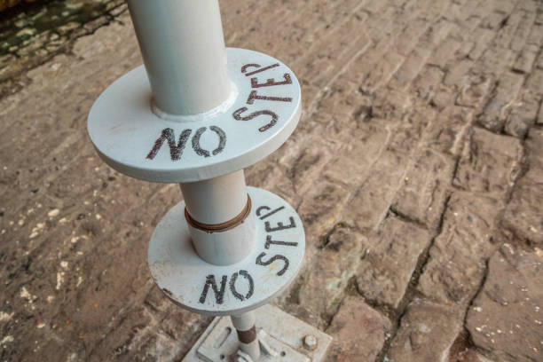 metal support with ‘no step’ printed on - river orwell imagens e fotografias de stock