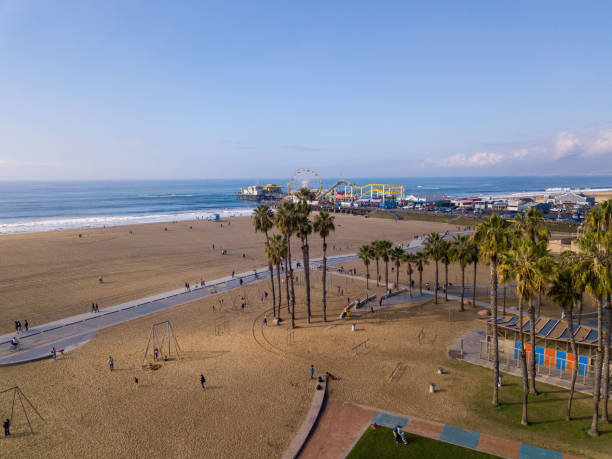 fotos aéreas del muelle de santa mónica - santa monica pier city of los angeles los angeles county aerial view fotografías e imágenes de stock