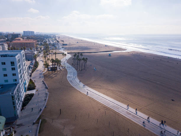 mirando hacia abajo la playa de santa mónica - santa monica pier city of los angeles los angeles county aerial view fotografías e imágenes de stock