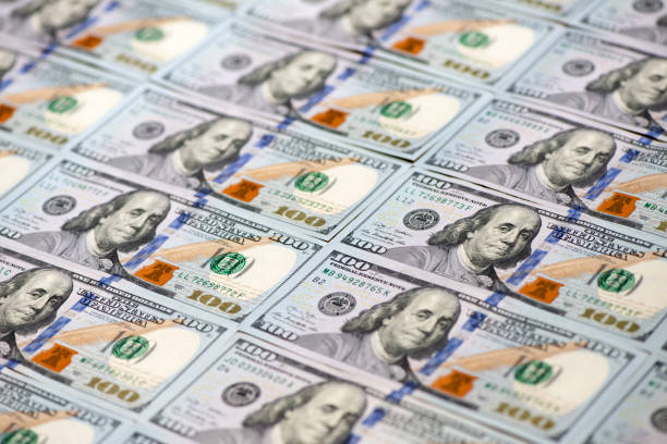 us-dollar als hintergrund - stack heap currency one hundred dollar bill stock-fotos und bilder