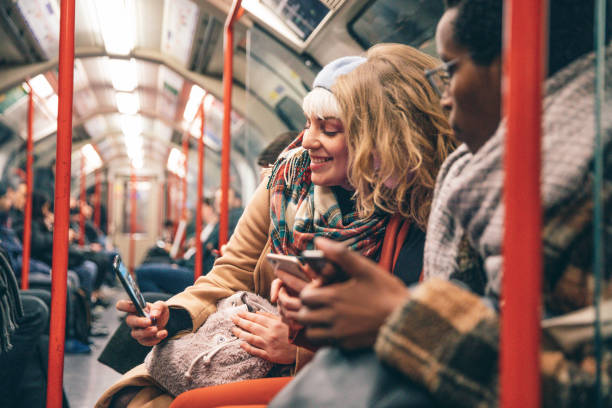 grupo de amigos que viajan en metro en londres, reino unido - london underground fotografías e imágenes de stock
