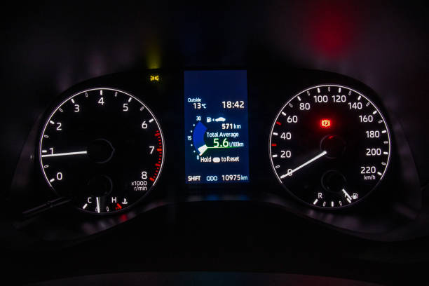 odômetro e velocímetro do carro com indicadores de aviso - gauge car motor vehicle heat - fotografias e filmes do acervo