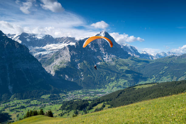 parapente sobre grindelwald, suiza - eiger switzerland mountain sport fotografías e imágenes de stock