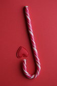frohe-weihnachtskarte-zuckerstange-auf-rotem-hintergrund.jpg?b=1&s=170x170&k=20&c=QJ1CB4LnWQWQIpux5SLlphbUSMQUUTVbV-fc22ZtDi4=
