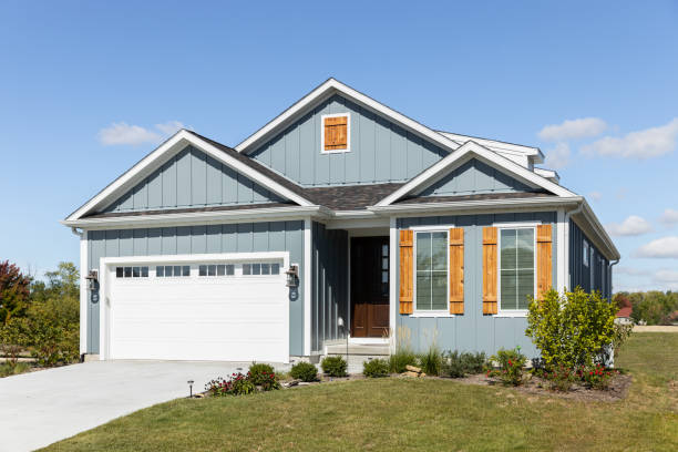 una casa de rancho azul claro con persianas de madera. - roof batten fotografías e imágenes de stock