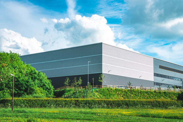 イギリスの倉庫 - factory corporate business forest day ストックフォトと画像