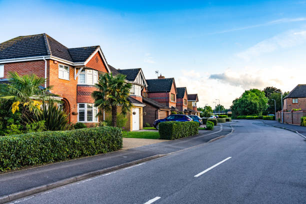 a street on a modern, brick built housing development in the uk - house housing development uk housing problems imagens e fotografias de stock