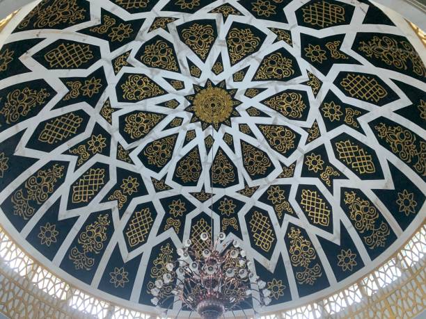 ornaments in the dome of the mosque - cami fotoğraflar stok fotoğraflar ve resimler