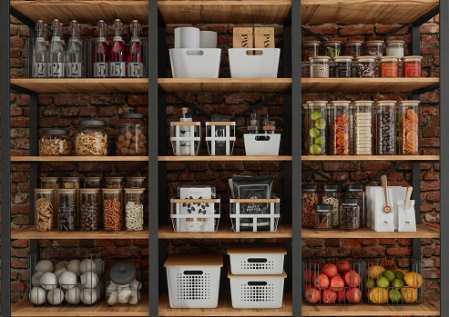 Productos de despensa organizados, alimentos básicos no perecederos, alimentación saludable, frutas, verduras y alimentos en conserva en frascos en el estante de la cocina photo