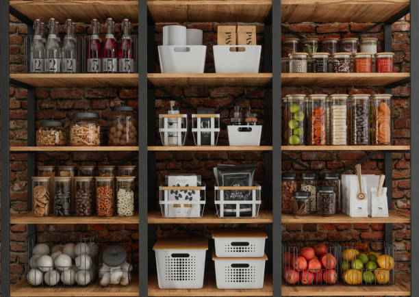 productos de despensa organizados, alimentos básicos no perecederos, alimentación saludable, frutas, verduras y alimentos en conserva en frascos en el estante de la cocina - arrangement fotografías e imágenes de stock