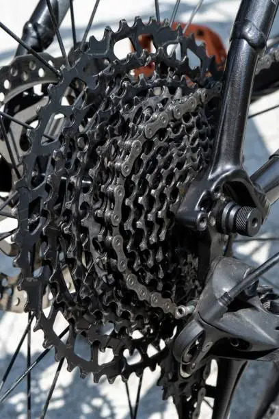 Photo of Vertical shot of the chainrings of a bicycle on the blurred background