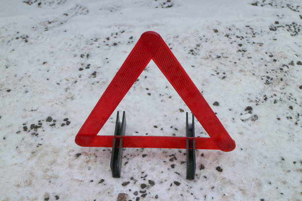 czerwony trójkąt ostrzegawczy na zimowej drodze - warning triangle triangle car warning sign zdjęcia i obrazy z banku zdjęć