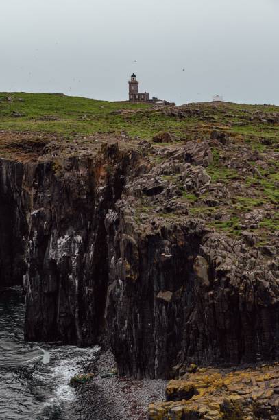 phare de l’île de may par temps nuageux, écosse - may photos et images de collection