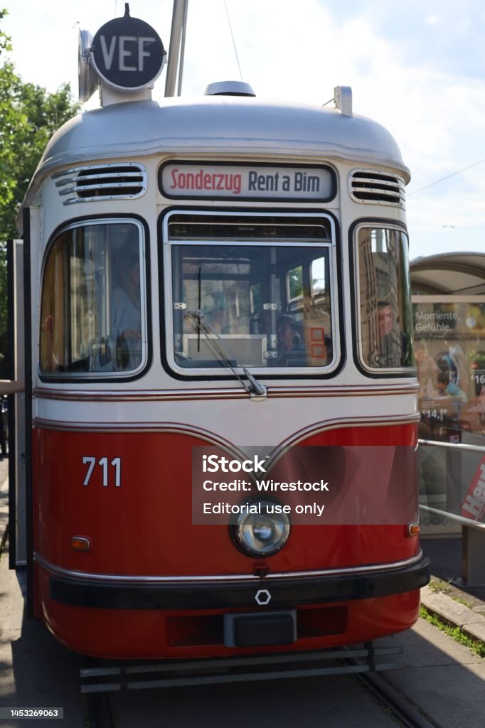 オーストリアウィーンの鉄道駅にある古い赤いレトロな路面電車の垂直ショット オーストリアのストックフォトや画像を多数ご用意 オーストリア