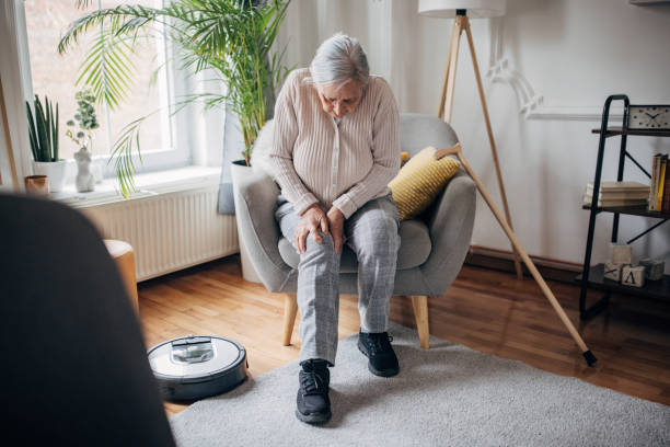istock Old woman has knee pain 1453287333