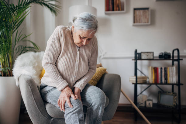 la anciana tiene dolor en la rodilla - on one knee fotografías e imágenes de stock