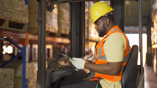 Portrait of black man worker working in large warehouse retail store industry factory. Rack of stock storage. Cargo in ecommerce and logistic concept. Depot. People lifestyle. Shipment service. retrato de un trabajador negro que trabaja en una gran fábrica de almacenes de la industria de tiendas minoristas. rack de almacenamiento en stock. carga en concepto de ecommerce y logística. depósito. estilo de vida de las personas. servicio de envío.