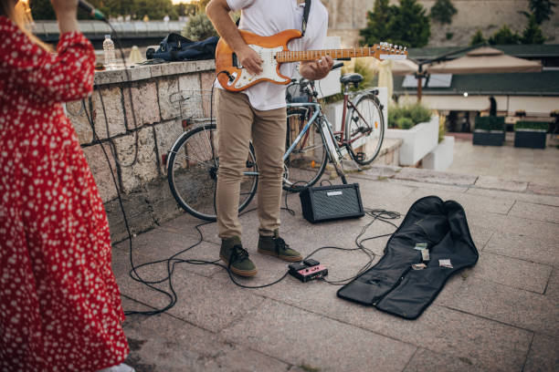 istock Street artists performing 1453299044