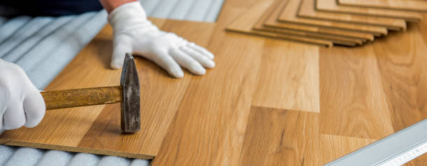 건축업자, 남자는 방에 라미네이트 나무 바닥을 놓는 일에 종사하고 있습니다 - 수리 및 마무리 작업 - repairing floor glue wood 뉴스 사진 이미지