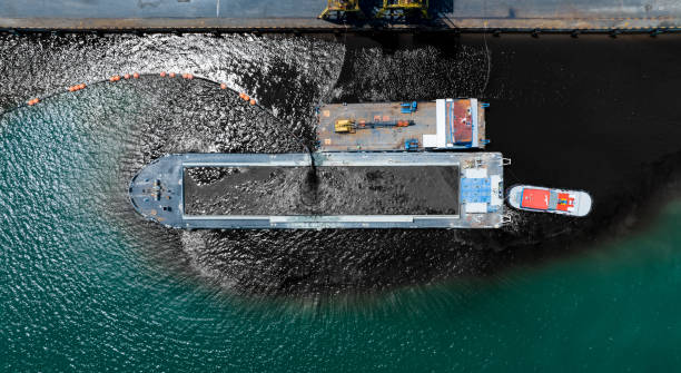 pumping oil to bulk ship. oil leak from ship , oil spill pollution polluted water surface water pollution as a result of human activities. industrial chemical contamination. oil spill at sea. - oil tanker tanker oil sea imagens e fotografias de stock