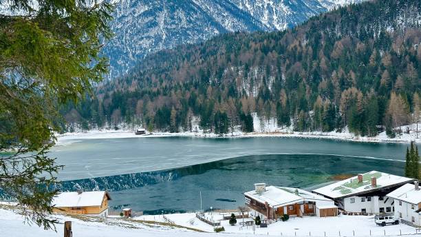 カルヴェンデル山脈の冬のワンダーランド、ラウターゼーは部分的に凍っています - lautersee lake ストックフォトと画像