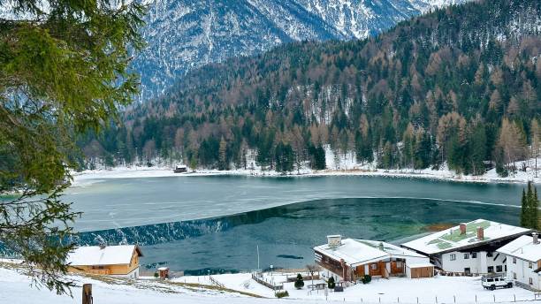 winter wonderland in the karwendel mountains, lautersee partly frozen - lautersee lake imagens e fotografias de stock