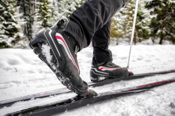 vista detallada de un zapato de esquiador de fondo. actividad deportiva de invierno - nordic event fotografías e imágenes de stock