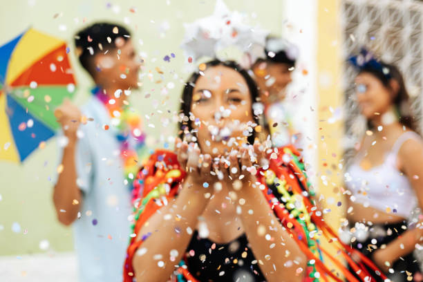 carnevale brasiliano. gruppo di amici che festeggiano la festa di carnevale - carnevale foto e immagini stock