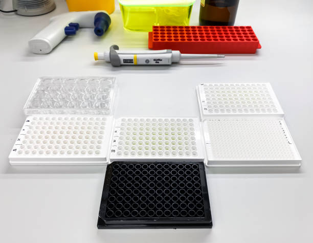 blat laboratoryjny z płytkami wielodołkowymi - microplate pipette medical sample biotechnology zdjęcia i obrazy z banku zdjęć