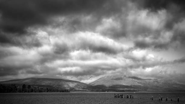 スコットランド ローモンド湖ドラマチックパノラマbw - loch lomond loch ben lomond scotland ストックフォトと画像