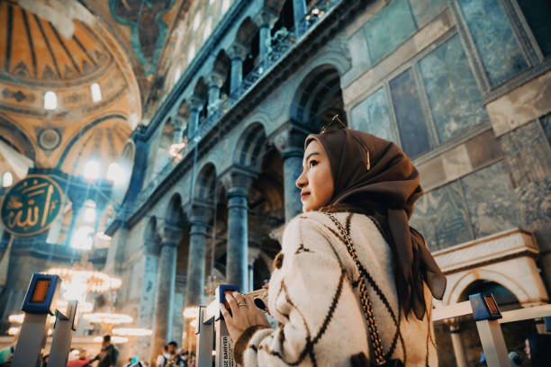 молодая мусульманка в соборе святой софии - sultan ahmed mosque стоковые фото и изображения