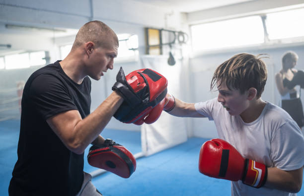 체육관에서 강사 복싱과 함께 연습하는 어린이 그룹 - men sweat combative sport boxing 뉴스 사진 이미지