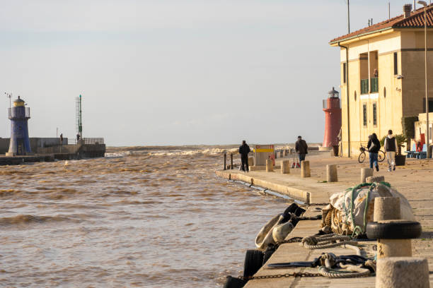 italia toscana maremma castiglione della pescaia, período de inundación, vista panorámica de la costa de la entrada del puerto - grosseto province fotografías e imágenes de stock