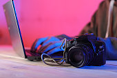 rippen-von-fotos-von-einer-digitalen-slr-kamera-auf-einen-laptop-mit-einem-kabel-auf-einem.jpg?b=1&s=170x170&k=20&c=X9QrIzu5m3ZrhLPAvoLDsu3k2FKeUys5kUvCxwb4DfE=