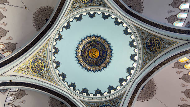vista interior da grande cúpula da mesquita de camlica de istambul - spirituality stained glass art glass - fotografias e filmes do acervo