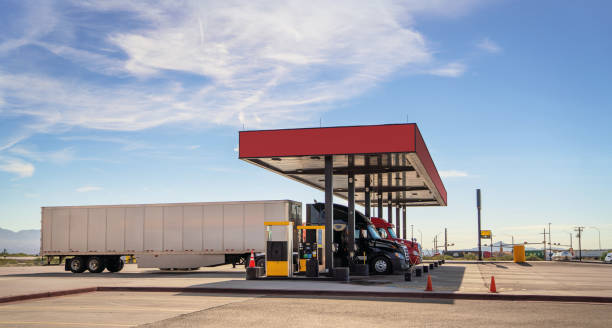 Semi caminhões reabastecendo em posto de gasolina no Texas, EUA - foto de acervo