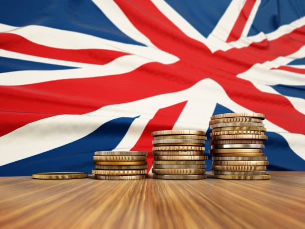 pila crescente di monete con bandiera britannica sullo sfondo. concetto di economia, finanza, tassi d'interesse - british flag currency banking uk foto e immagini stock