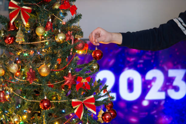 В какой цвет лучше наряжать елку на Новый год 2025?