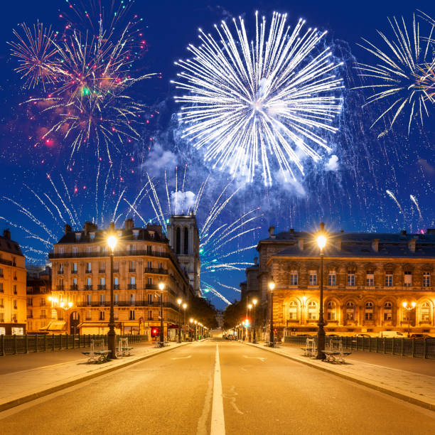 fuochi d'artificio di capodanno sul municipio di parigi, francia - firework display pyrotechnics cityscape high up foto e immagini stock