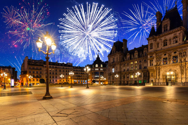 fuochi d'artificio di capodanno sul municipio di parigi, francia - firework display pyrotechnics cityscape high up foto e immagini stock