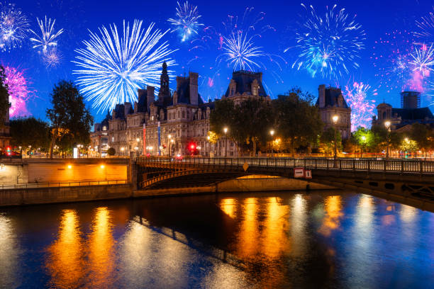 fuochi d'artificio di capodanno sul municipio di parigi, francia - firework display pyrotechnics cityscape high up foto e immagini stock