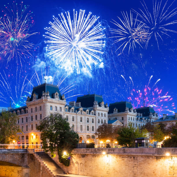 fuochi d'artificio di capodanno sul municipio di parigi, francia - firework display pyrotechnics cityscape high up foto e immagini stock