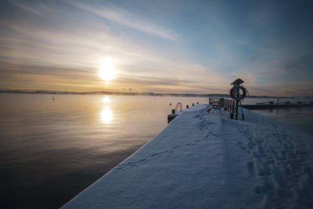ośnieżone jezioro z pontonem o wschodzie słońca - winter landscape sweden snow zdjęcia i obrazy z banku zdjęć