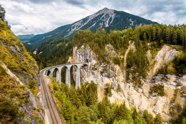 виадук ландвассер в филизуре, швейцария. вид с воздуха на железную дорогу в горах - viaduct стоковые фото и изображения