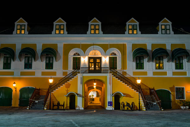 cour intérieure du palais du gouverneur la nuit, willemstad, curaçao, antilles néerlandaises - fort amsterdam photos et images de collection