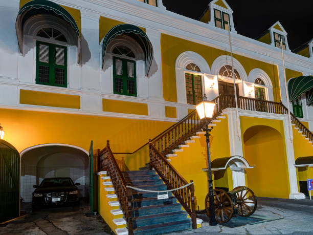 cour intérieure du palais du gouverneur la nuit, willemstad, curaçao, antilles néerlandaises - fort amsterdam photos et images de collection
