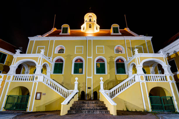 igreja do forte no pátio interior do palácio do governador à noite, willemstad, curaçao, antilhas holandesas - fort amsterdam - fotografias e filmes do acervo