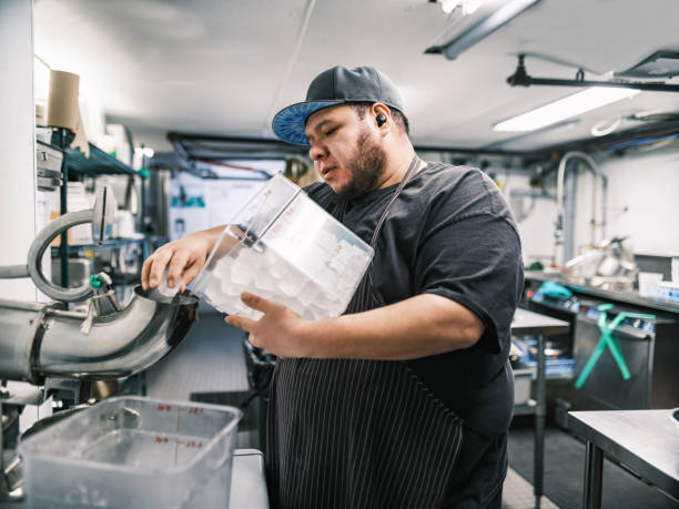 joven chef mexicano trabajando en la cocina de un restaurante - ice machine fotografías e imágenes de stock