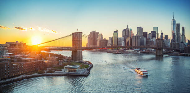 brooklyn bridge und manhattan bei sonnenuntergang - new york city stock-fotos und bilder