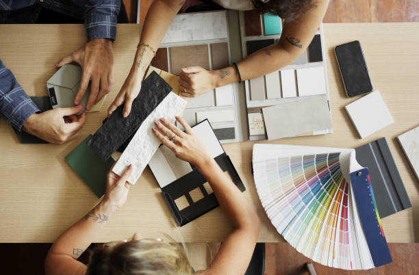 인테리어 디자이너는 사무실에서 고객과 타일 및 색상 옵션에 대해 논의합니다. - interior designer 뉴스 사진 이미지